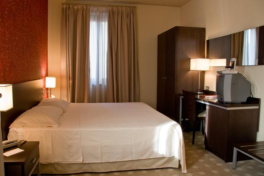 Hotel Fortyfive Chivasso Habitación foto